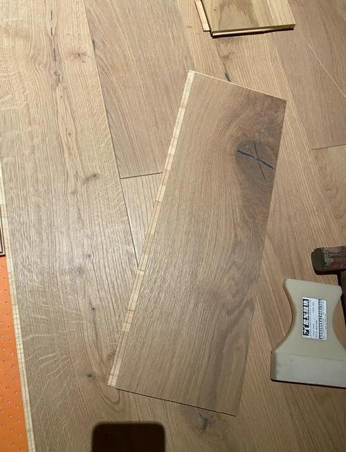 自己重铺地板需要准备哪些工具?