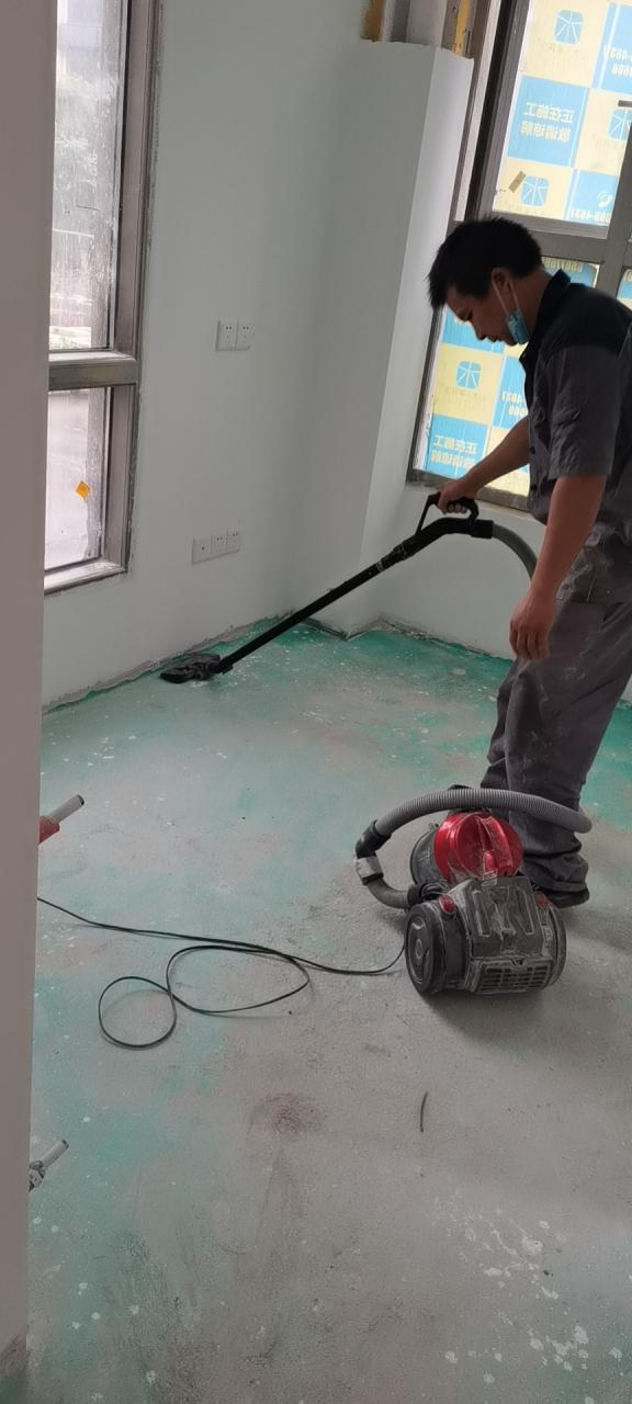 铺地板前一定要用吸尘器哟 #家居装修案例
